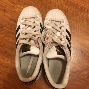 Adidas superstars size 4 in men’s and 6 in women’s